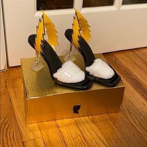 BRAND NEW UNWORN SHANE JUSTIN FLAME HEELS.